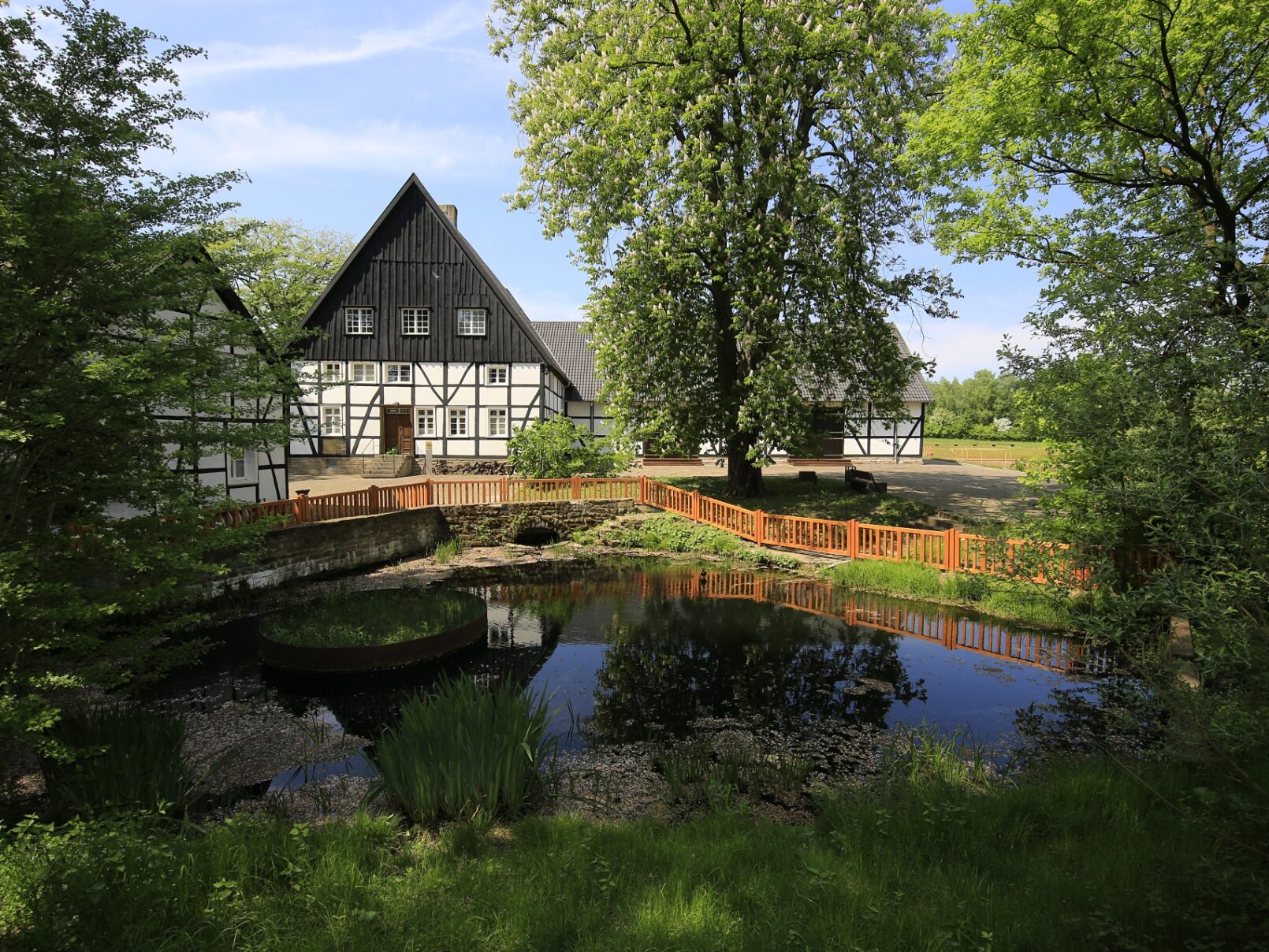 Emscherquellhof umgeben von idylischer Natur