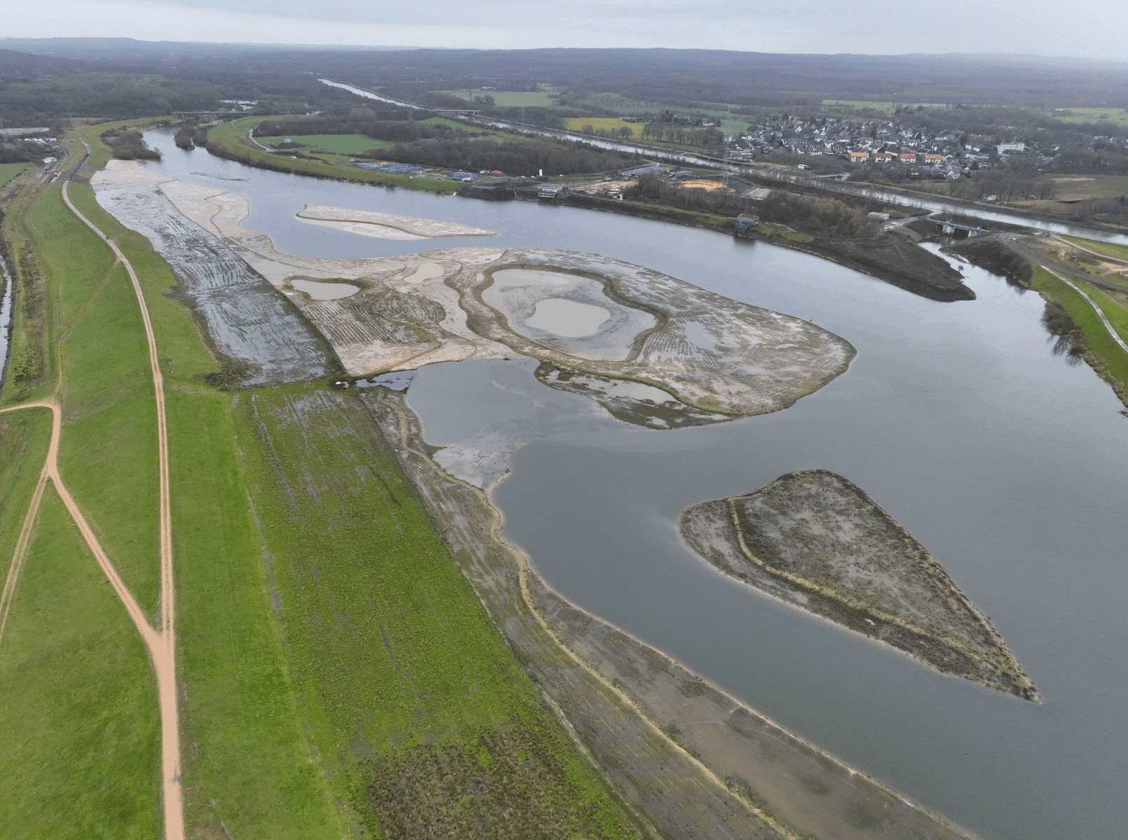 Nord-Aue der Lippe mit Deichweg auf der linken Seite