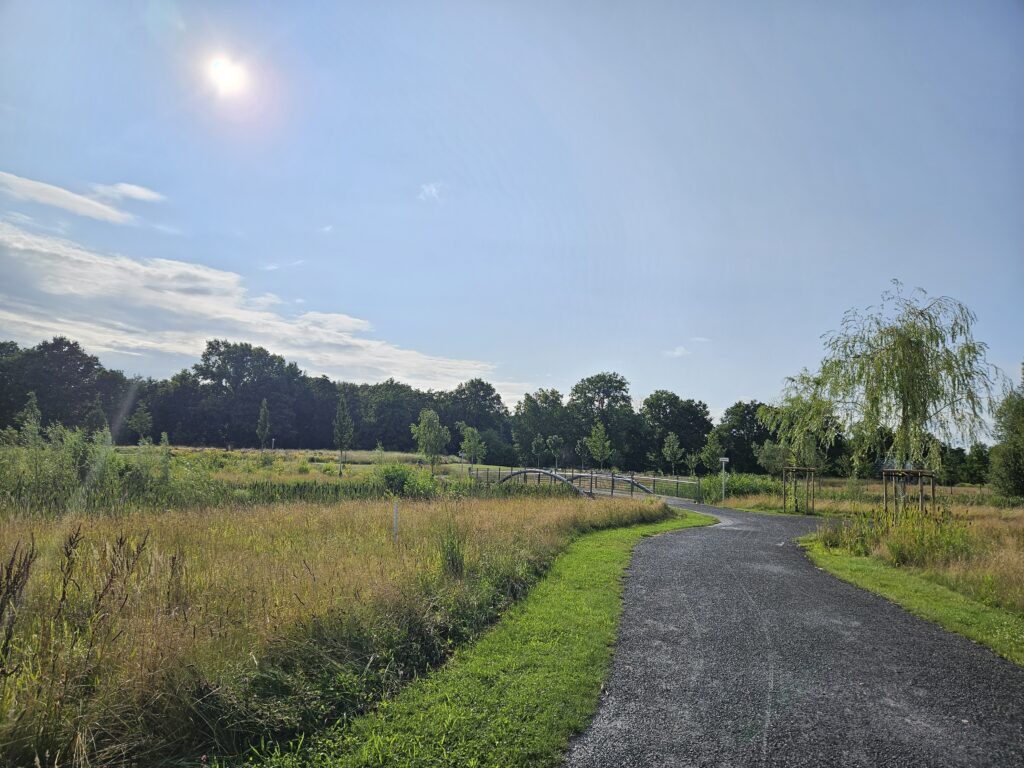 Natur des Emscherlandes mit Weg und Brücke