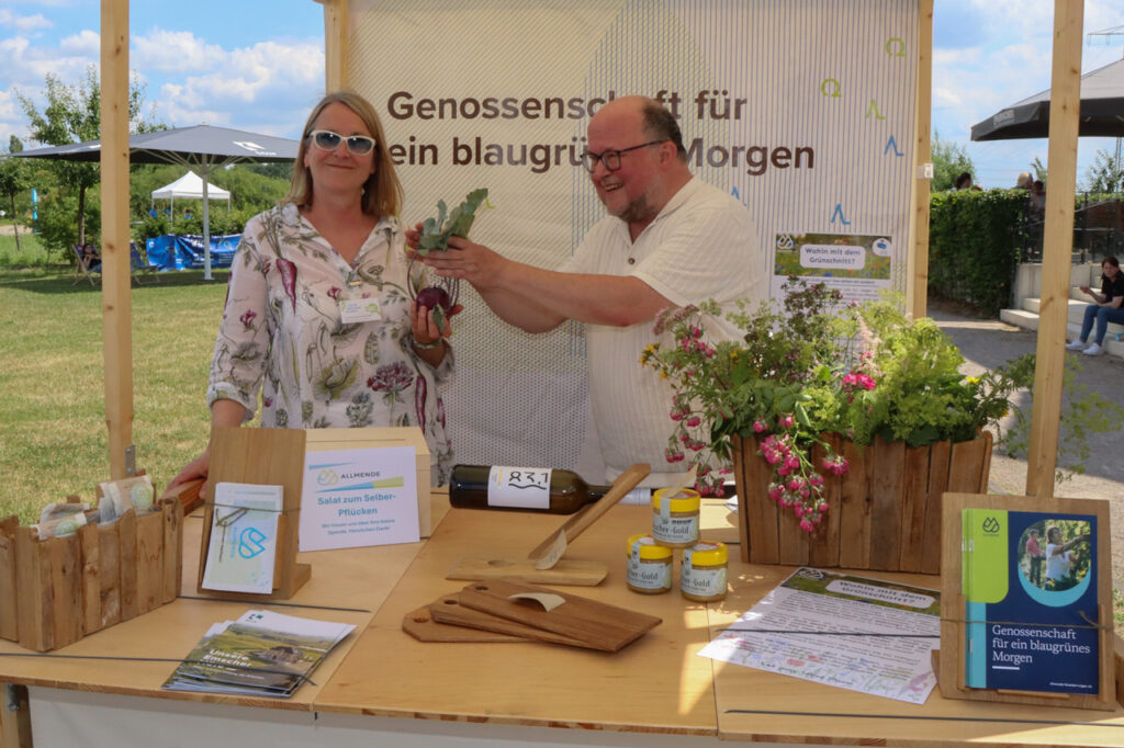 Informationsstand mit einer Frau links und Herrn Oligmüller rechts.