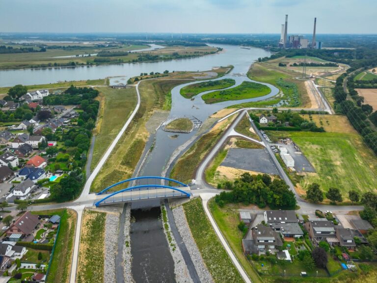 Emscher-Muendung mit Brücke