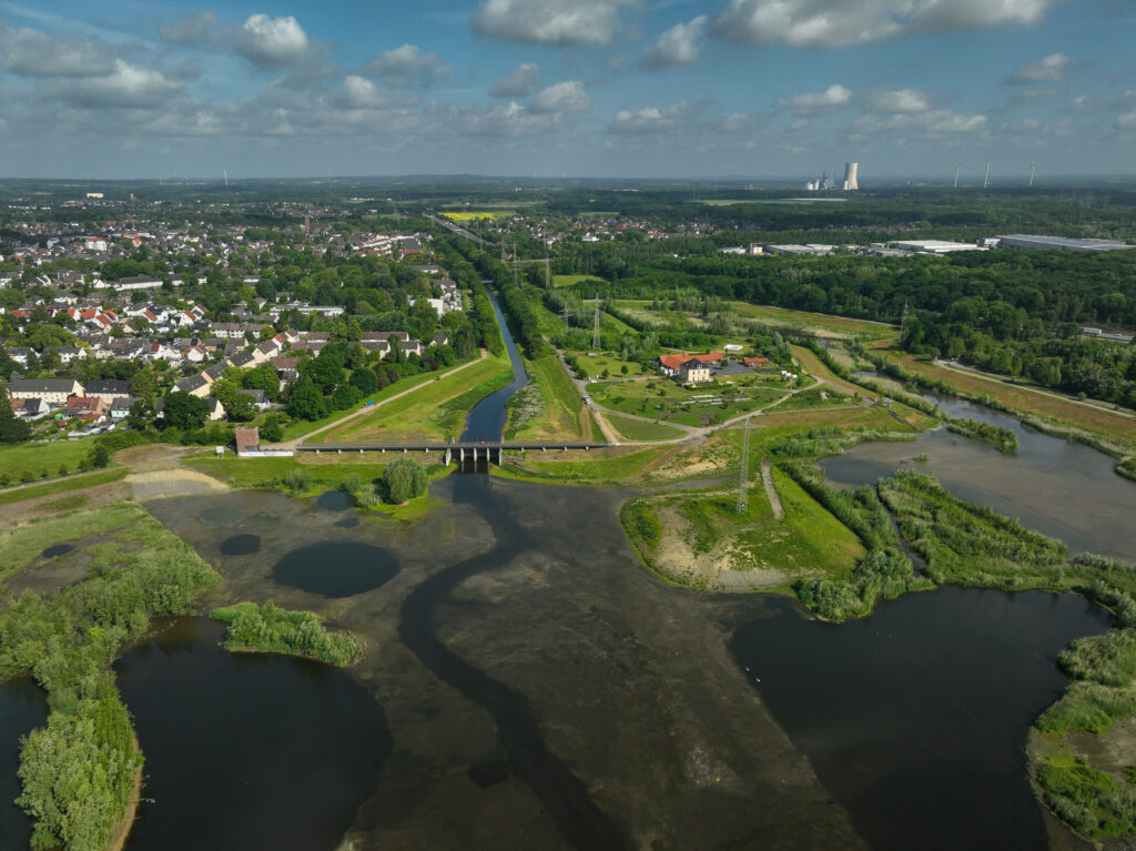 Die renaturierte Emscher im Hochwasserrückhaltebecken Emscher-Auen in Castrop-Rauxel/Dortmund. Blick flussabwärts Richtung Hof Emscher-Auen.