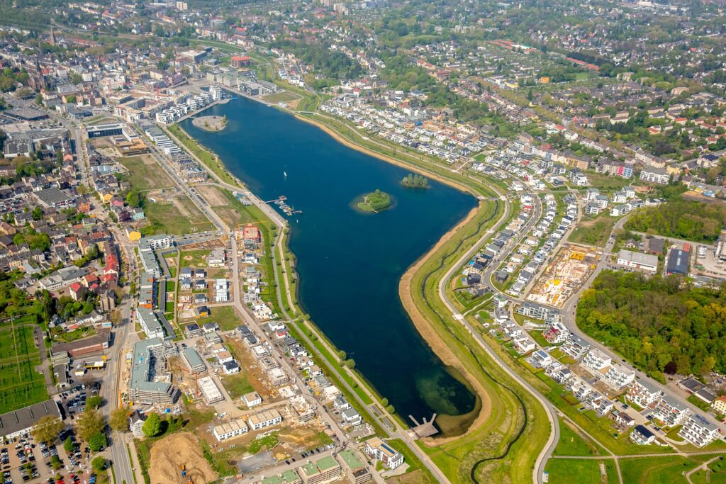 Areal des Phoenix-See aus der Vogelperspektive Umbung von Bebauung.