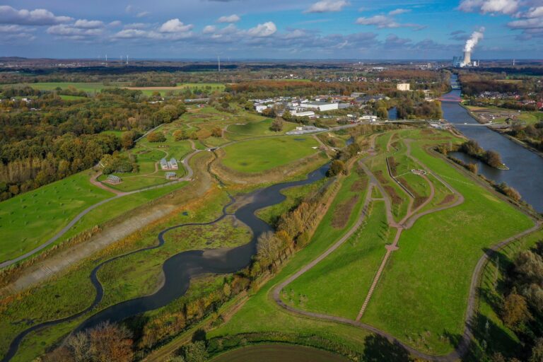 Vogelperspektive auf das Emscherland mit Suderwicher-Bach, Emscher, und Kanal auf der linken Seite. Weitblick Richtung Datteln